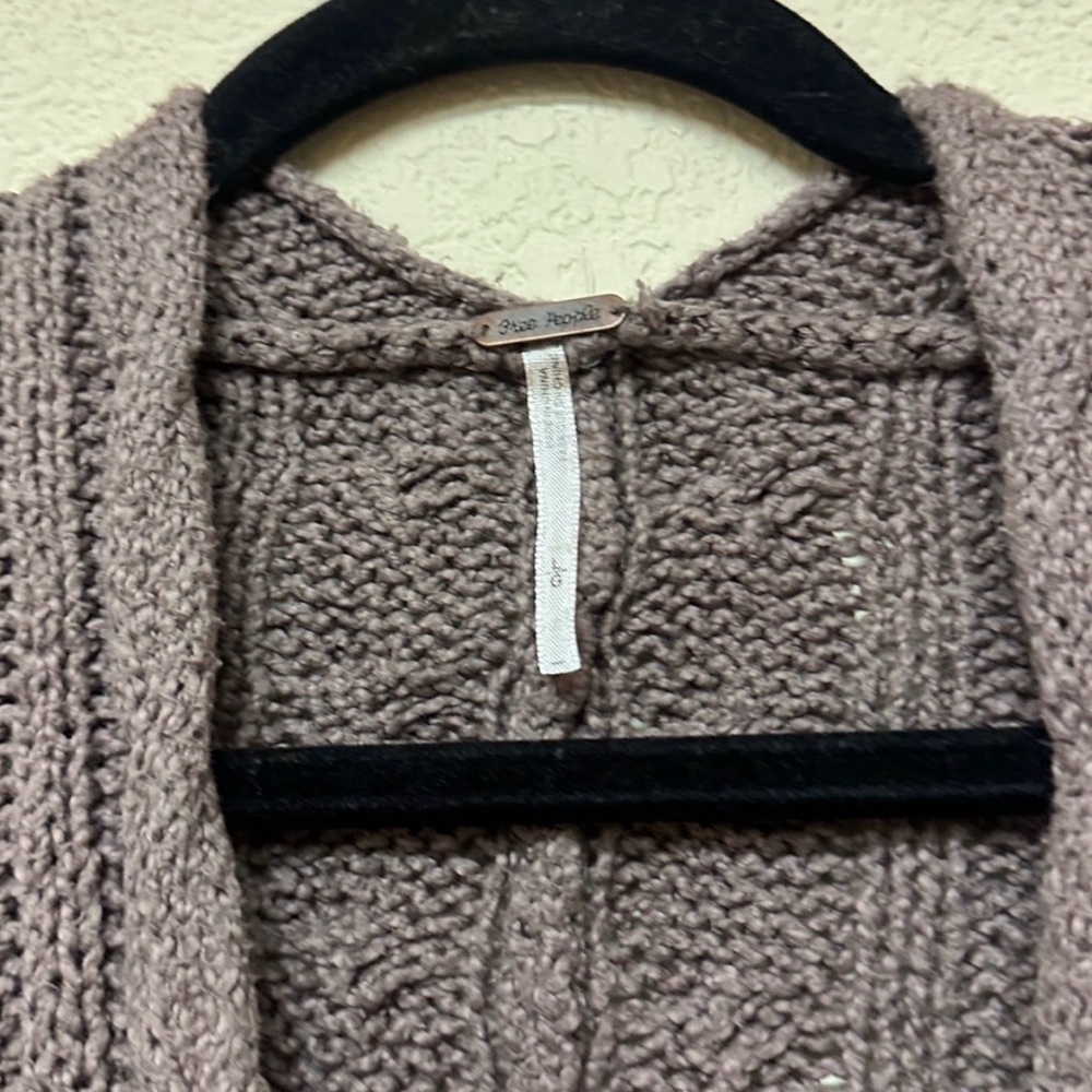 Free People Easy Cable Knit Deep V-neck knit sweater tunic in Mushroom Size L - Picture 4 of 7